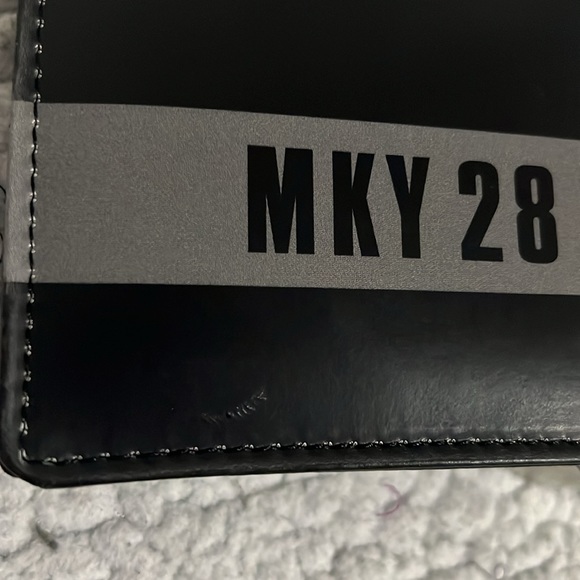 New in box Disney Mickey Mouse Bi- Fold Wallet in Tin - Picture 6 of 7